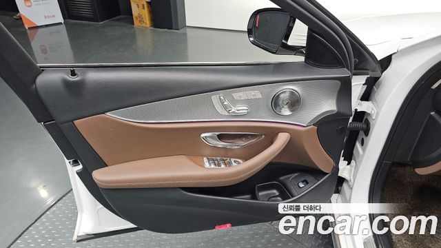 Mercedes-Benz E-Class 2018 — photo 14