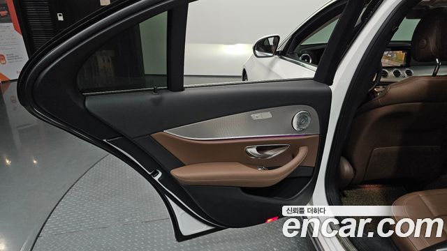 Mercedes-Benz E-Class 2018 — photo 15