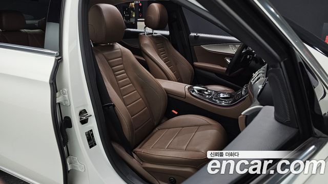 Mercedes-Benz E-Class 2018 — photo 16