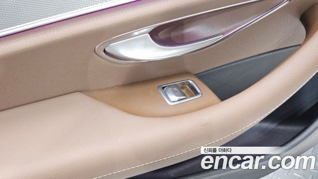 Mercedes-Benz E-Class 2018 — photo 30