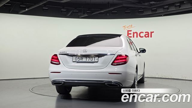 Mercedes-Benz E-Class 2017 — photo 4