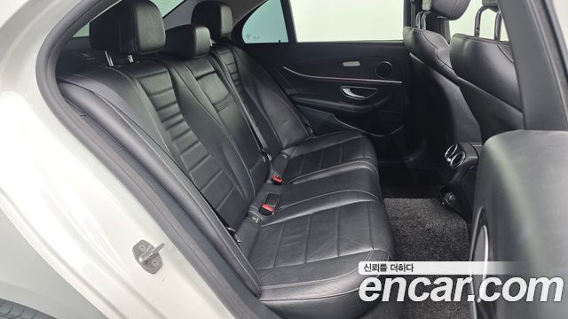 Mercedes-Benz E-Class 2017 — photo 12