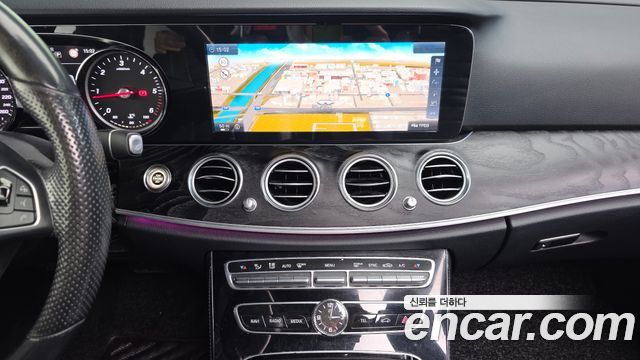 Mercedes-Benz E-Class 2017 — photo 14
