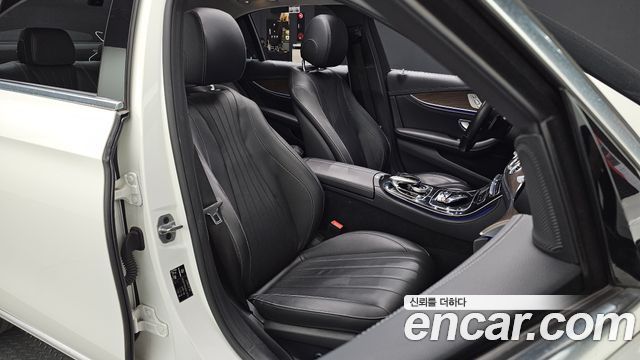 Mercedes-Benz E-Class 2019 — photo 13