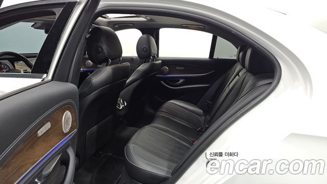 Mercedes-Benz E-Class 2019 — photo 18