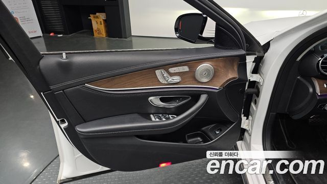 Mercedes-Benz E-Class 2019 — photo 14