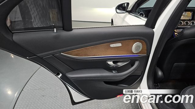 Mercedes-Benz E-Class 2019 — photo 15