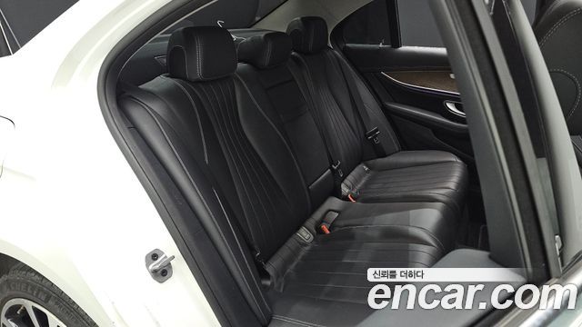 Mercedes-Benz E-Class 2019 — photo 16