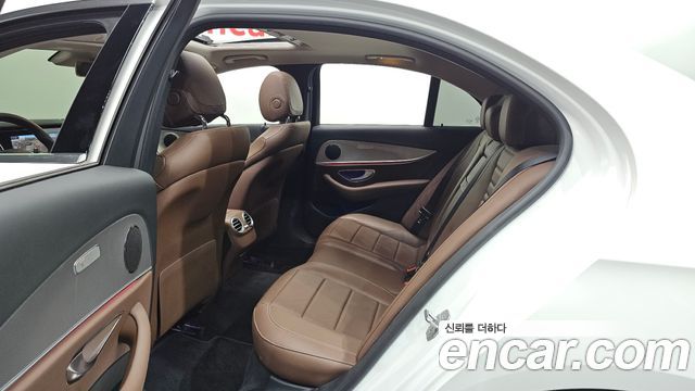 Mercedes-Benz E-Class 2018 — photo 18