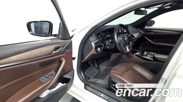 BMW 5-Series 2018 — photo 13