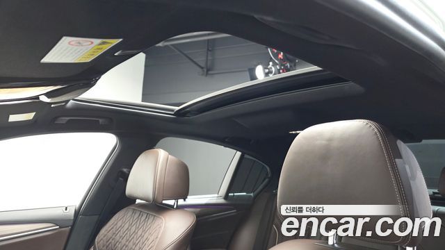 BMW 5-Series 2018 — photo 23