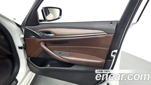 BMW 5-Series 2018 — photo 14