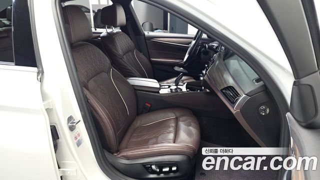 BMW 5-Series 2018 — photo 16