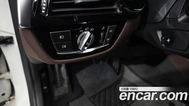BMW 5-Series 2018 — photo 27