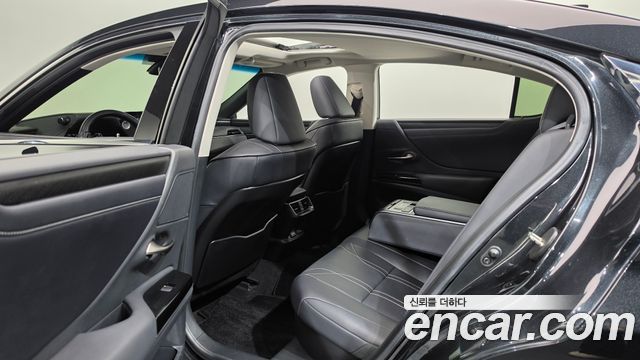 Lexus ES 2023 — photo 11