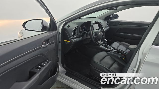 Hyundai AVANTE 2017 — photo 10