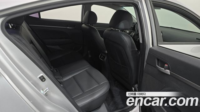 Hyundai AVANTE 2017 — photo 11
