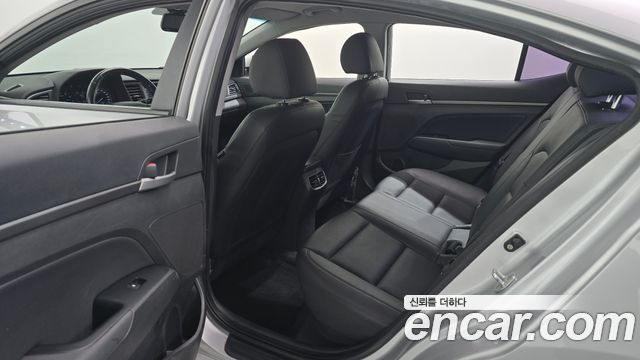 Hyundai AVANTE 2017 — photo 12