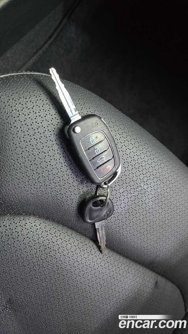 Hyundai AVANTE 2017 — photo 18