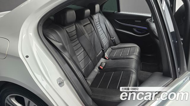 Mercedes-Benz E-Class 2017 — photo 12
