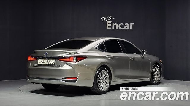 Lexus ES 2021 — photo 2