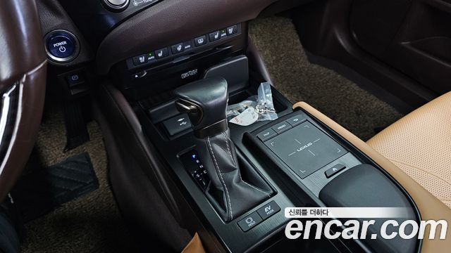 Lexus ES 2021 — photo 9