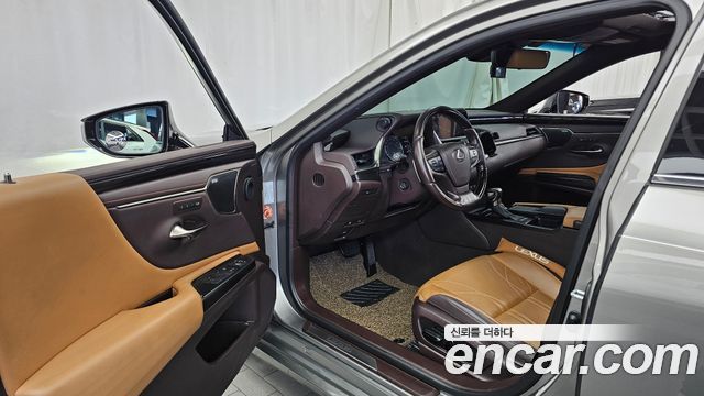 Lexus ES 2021 — photo 10