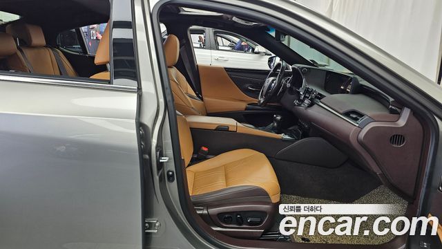 Lexus ES 2021 — photo 11