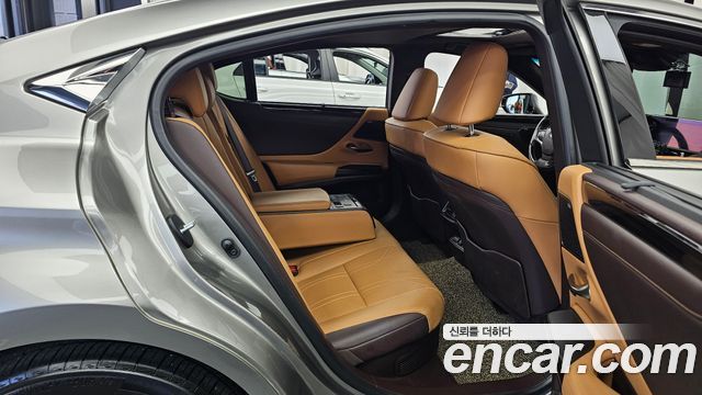 Lexus ES 2021 — photo 12