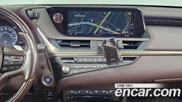 Lexus ES 2021 — photo 14