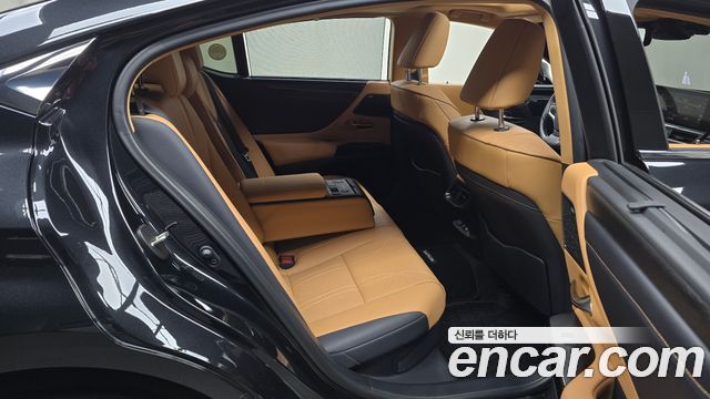 Lexus ES 2023 — photo 17