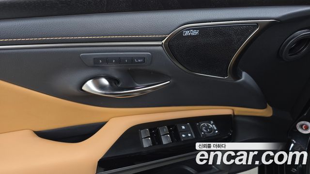Lexus ES 2023 — photo 25