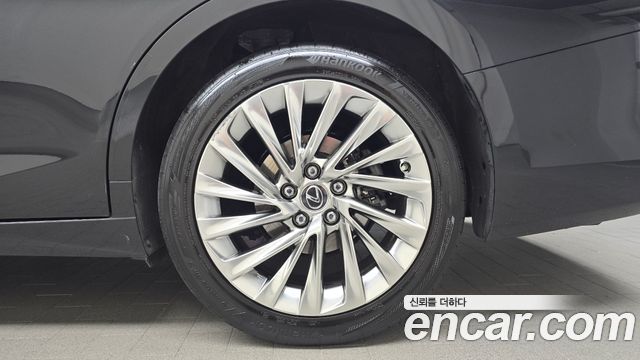 Lexus ES 2023 — photo 7