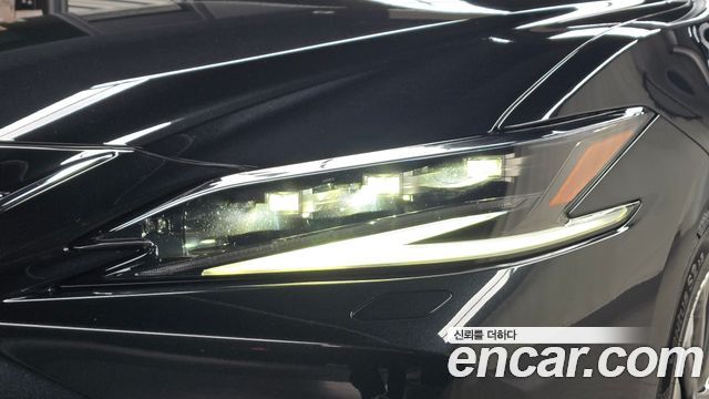 Lexus ES 2023 — photo 8