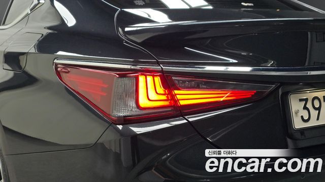 Lexus ES 2023 — photo 9
