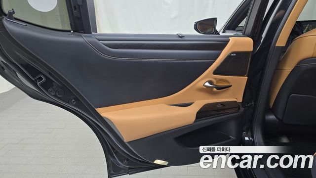 Lexus ES 2023 — photo 15