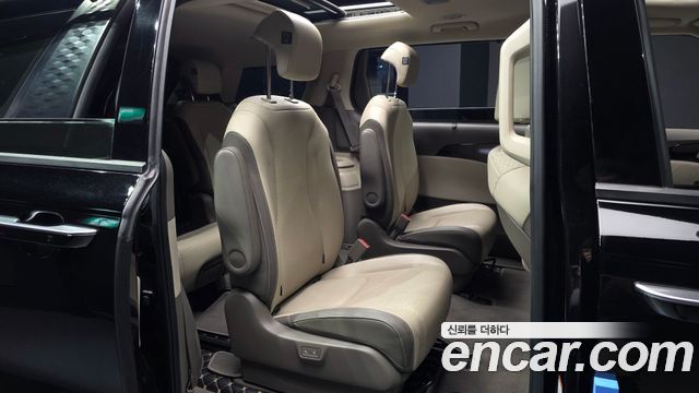 Kia Canival 2023 — photo 16