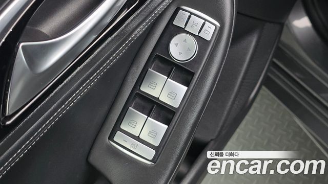 Infiniti Q30 2017 — photo 30