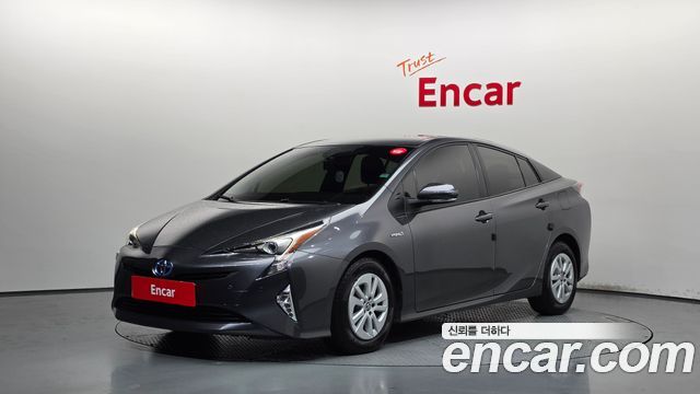 Toyota Prius 2018 — photo 1