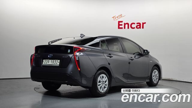 Toyota Prius 2018 — photo 2