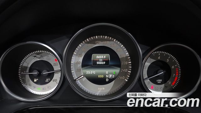 Mercedes-Benz E-Class 2014 — photo 11