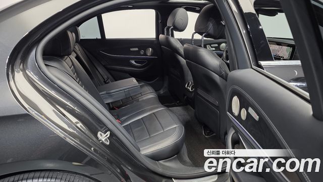 Mercedes-Benz E-Class 2022 — photo 12