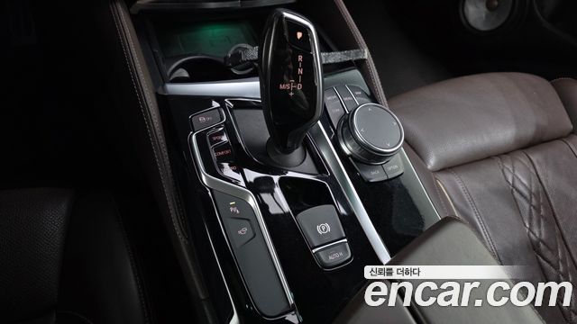 BMW 5-Series 2018 — photo 9
