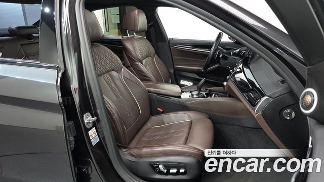BMW 5-Series 2018 — photo 11