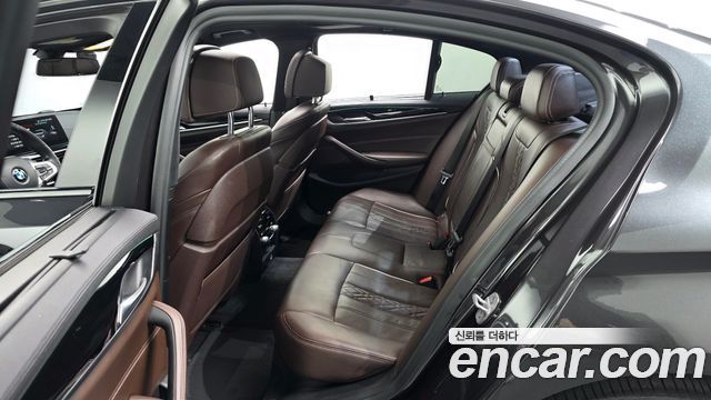 BMW 5-Series 2018 — photo 12