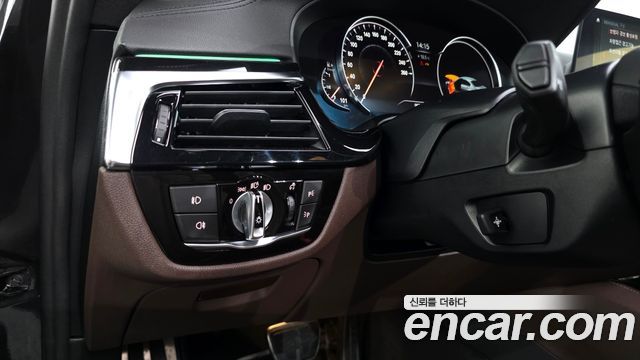 BMW 5-Series 2018 — photo 20