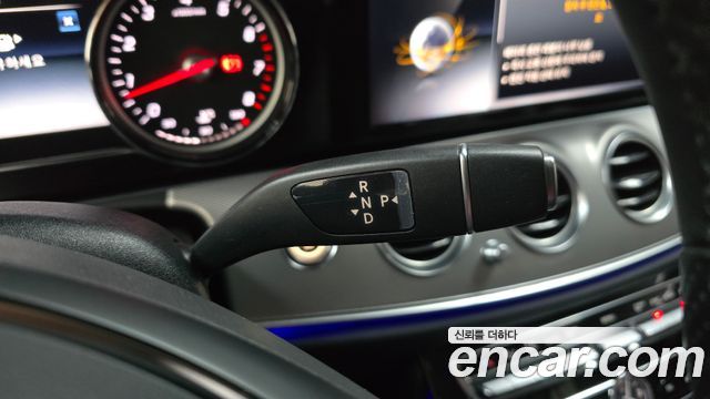 Mercedes-Benz E-Class 2018 — photo 12