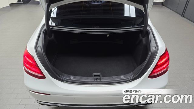 Mercedes-Benz E-Class 2018 — photo 30