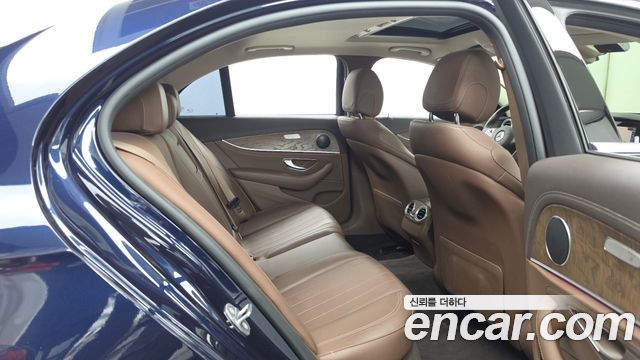 Mercedes-Benz E-Class 2018 — photo 18