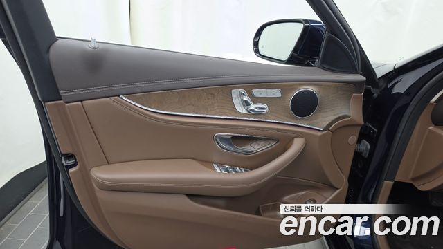 Mercedes-Benz E-Class 2018 — photo 14